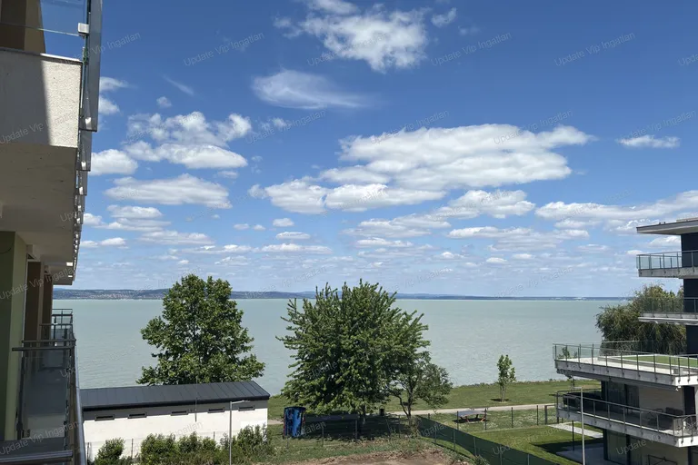Siófok Ezüstpart/Széplak határán, új építésű, vízparti, panorámás, medencés lakás eladó!