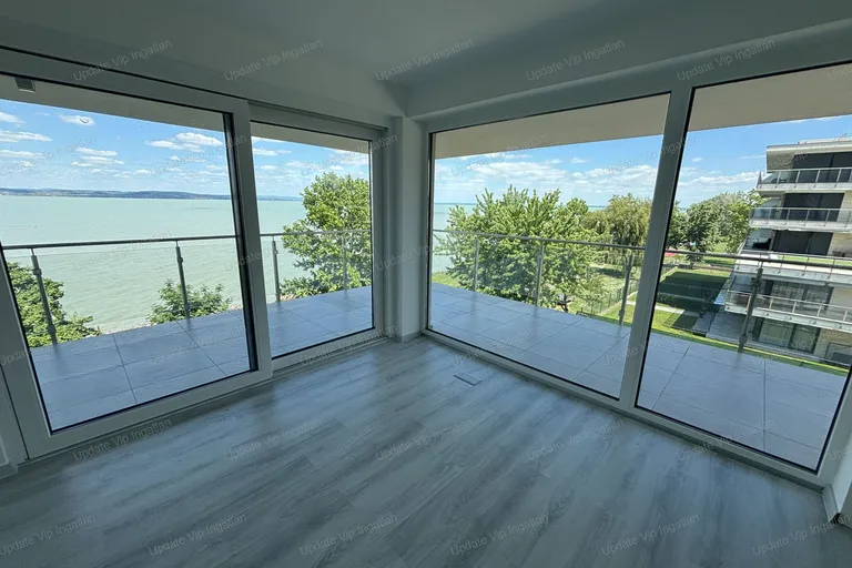 Siófok Ezüstpart/Széplak határán, új építésű, vízparti, panorámás, medencés lakás eladó!