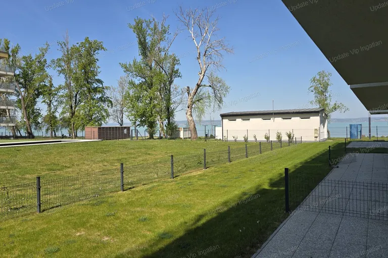 Siófok Széplakon, újépítésű, vízparti, balatoni panorámás, medencés lakás eladó!