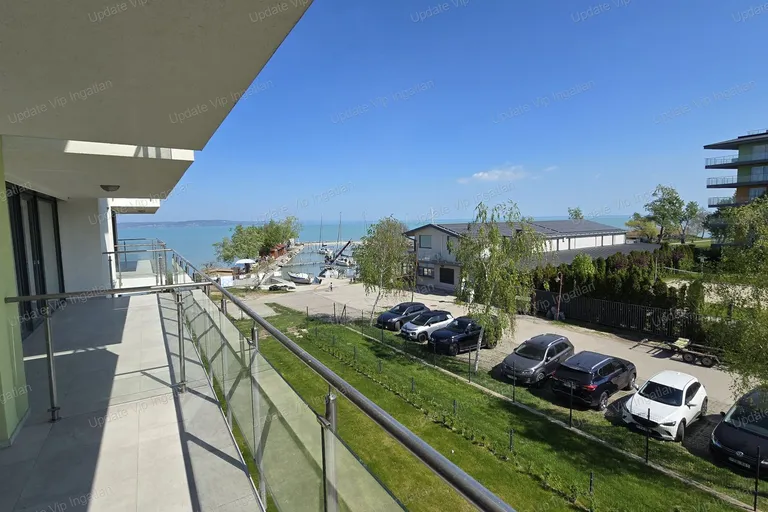 Siófok Ezüstparton, újépítésű, vízparti, balatoni panorámás, medencés lakás eladó!