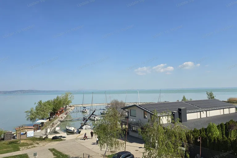 Siófok Széplakon, újépítésű, vízparti, balatoni panorámás, medencés lakás eladó!