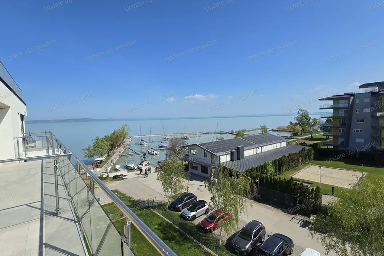 Siófok Ezüstparton, újépítésű, vízparti, balatoni panorámás, medencés lakás eladó!