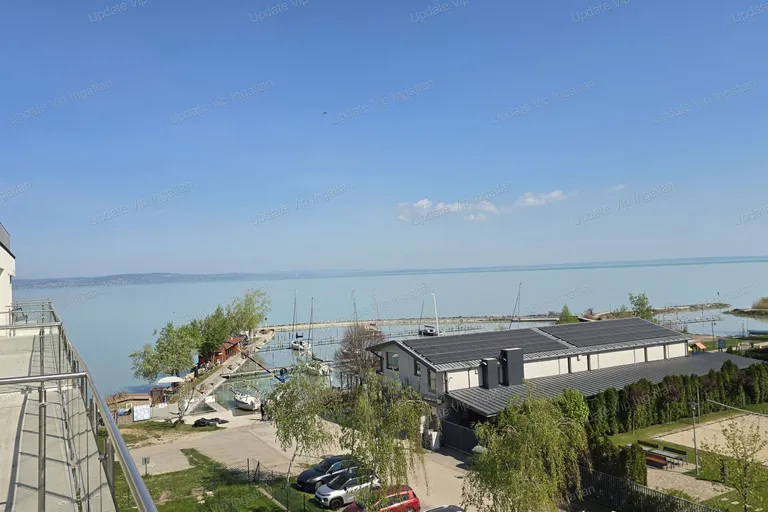 Siófok Ezüstparton, újépítésű, vízparti, balatoni panorámás, medencés lakás eladó!