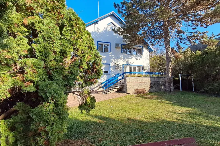 Eladó panzió Révfülöpön – 150 méterre a Balatontól!