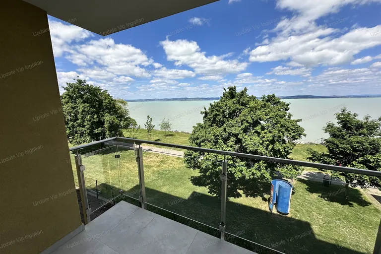 Siófok Ezüstpart/Széplak határán, új építésű, vízparti, panorámás, medencés lakás eladó!
