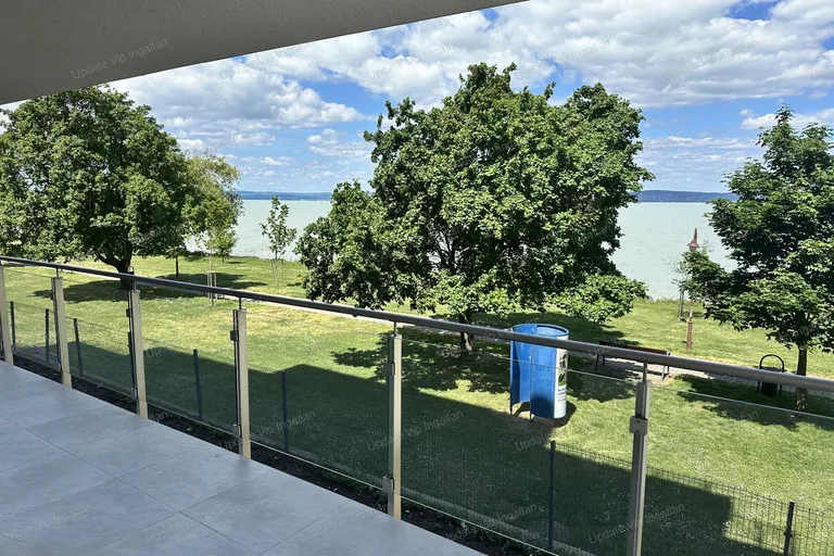 Siófok Széplak/Ezüstpart határán, új építésű, vízparti, örökpanorámás, medencés lakás eladó!