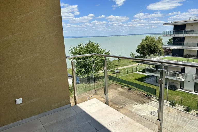 Siófok Széplak/Ezüstpart határán, új építésű, vízparti, panorámás, medencés lakás eladó!