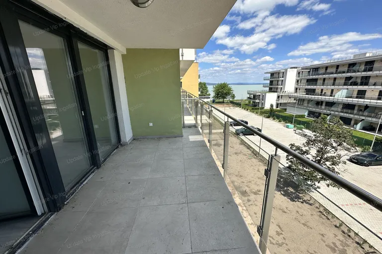 Siófok Ezüstpart/Széplak határán, új építésű, vízparti, panorámás, medencés lakás eladó!