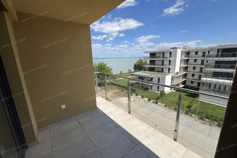 Siófok Széplak/Ezüstpart határán, új építésű, vízparti, panorámás, medencés lakás eladó!