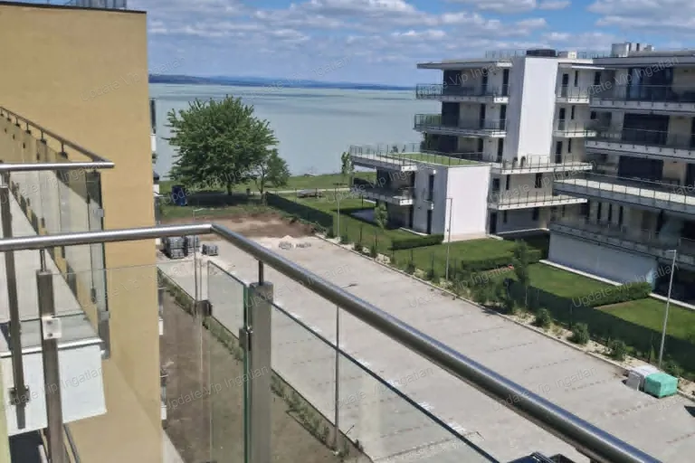 Siófok Ezüstpart/Széplak határán, új építésű, vízparti, panorámás, medencés lakás eladó!