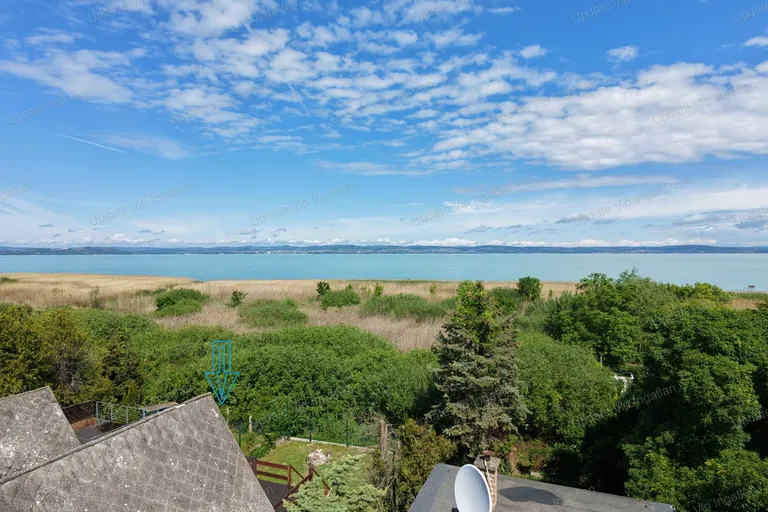 ZAMÁRDI-SIÓFOK SZÉPLAK HATÁRÁN VÍZPARTI, TIHANYI PANORÁMÁS NYARALÓ ELADÓ!