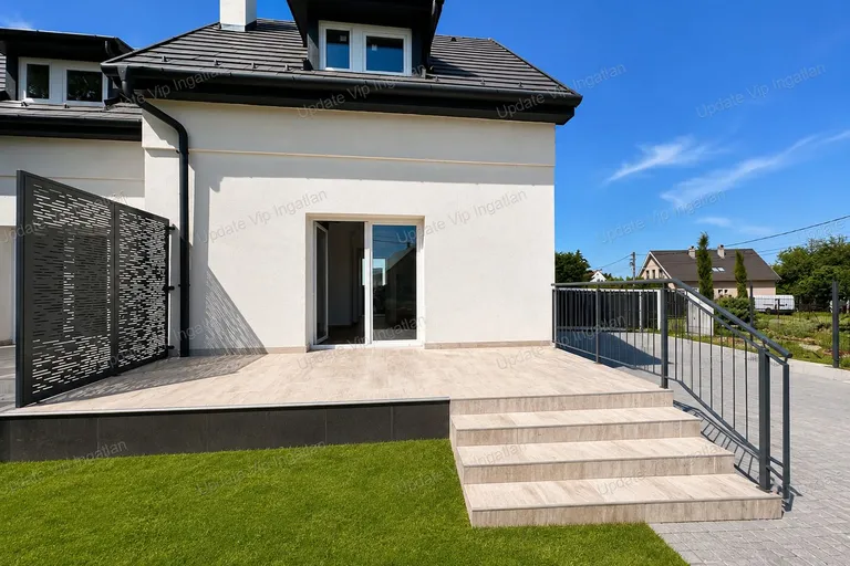 BALATONSZÁRSZÓN ÚJÉPÍTÉSŰ LAKÁS, KERTKAPCSOLATTAL ELADÓ!