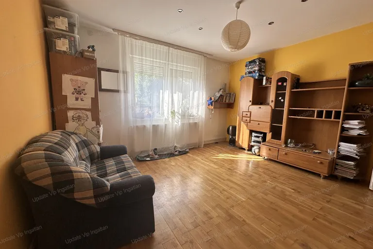 Siófokon csendes kis utcában eladó családi ház,garázzsal!