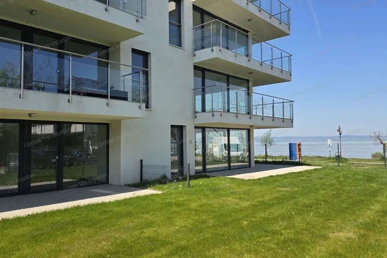 SIÓFOK SZÉPLAKON, ÚJÉPÍTÉSŰ, VÍZPARTI, MEDENCÉS, BALATONI PANORÁMÁS LAKÁS ELADÓ!