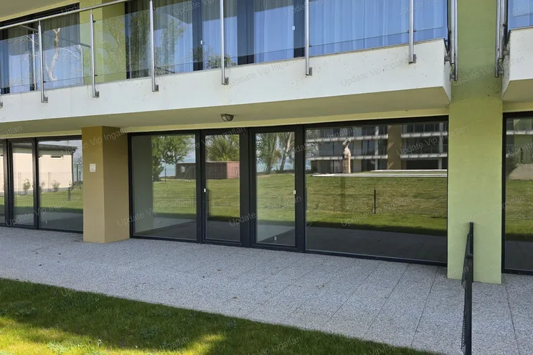 Siófok Széplakon, újépítésű, vízparti, balatoni panorámás, medencés lakás eladó!