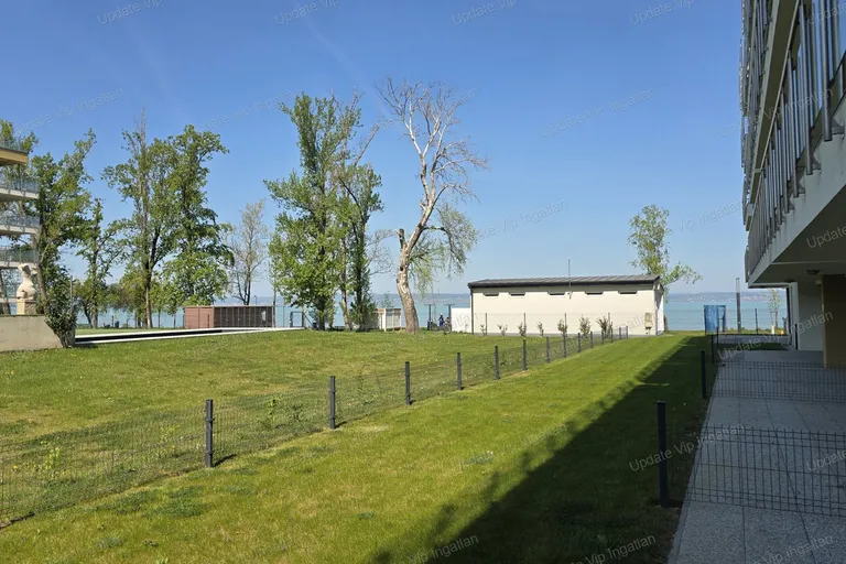 Siófok Széplakon, újépítésű, vízparti, balatoni panorámás, medencés lakás eladó!