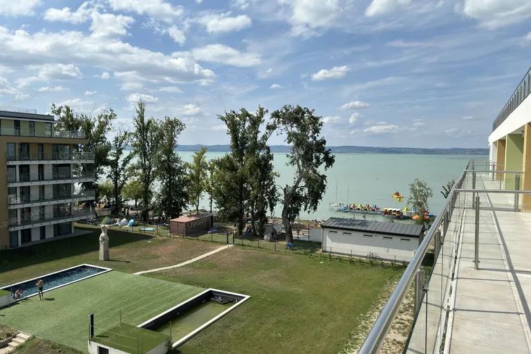 Siófok Széplakon, újépítésű, vízparti, balatoni panorámás, medencés lakás eladó!