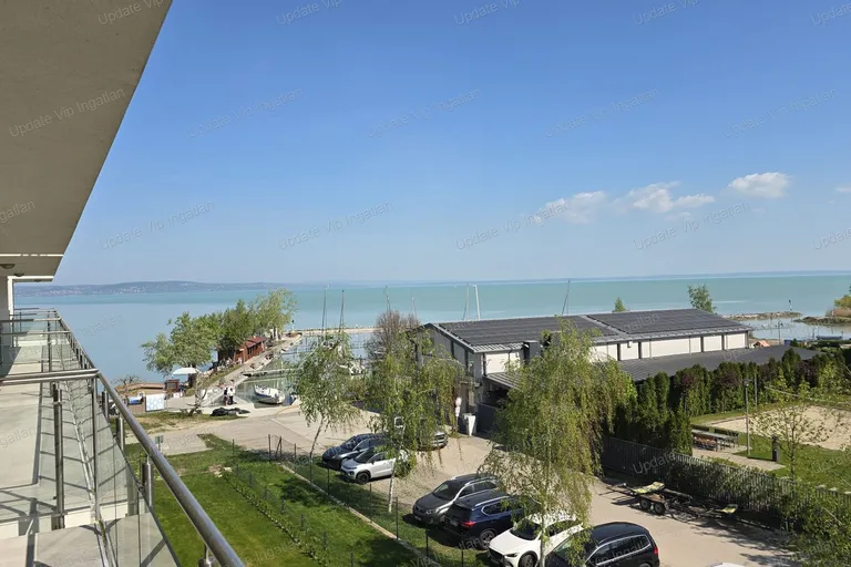 Siófok Széplakon, újépítésű, vízparti, balatoni panorámás, medencés lakás eladó!