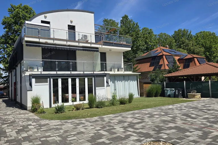 ÚJSZERŰ, KERTKAPCSOLATOS TÉGLALAKÁS SIÓFOK EZÜSTPARTJÁN, A BELVÁROS ÉS A BALATON KÖZVETLEN KÖZELÉBEN ELADÓ!