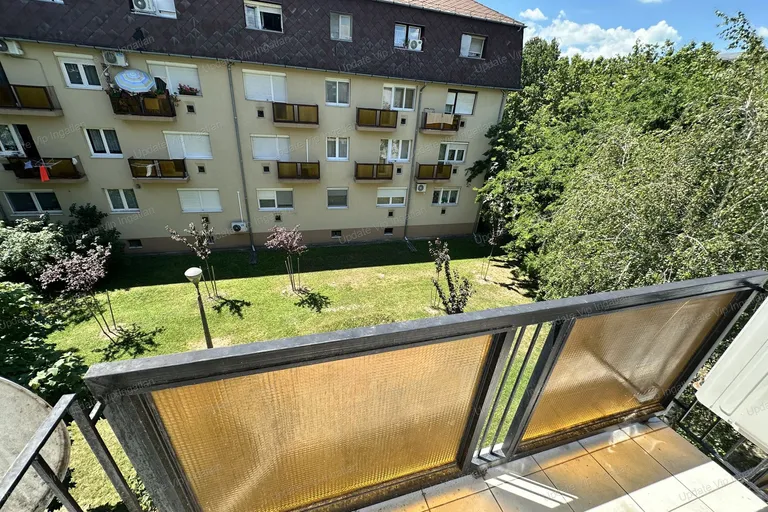 SIÓFOK BELVÁROSBAN MÁSODIK EMELETI, ERKÉLYES LAKÁS, SAJÁT TÁROLÓVAL ELADÓ!