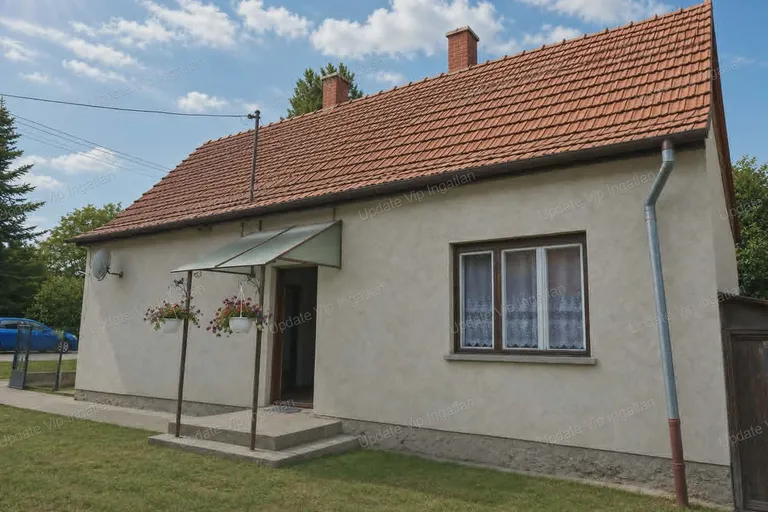 Pákozd csendes utcájában eladó kétszobás ház nagy telekkel