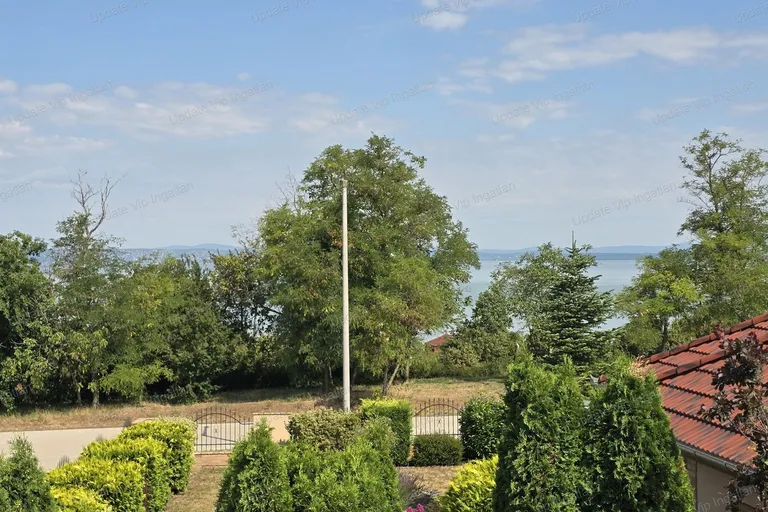 SIÓFOK–SZABADIFÜRDŐN CSALÁDIHÁZ/NYARALÓ ELADÓ!