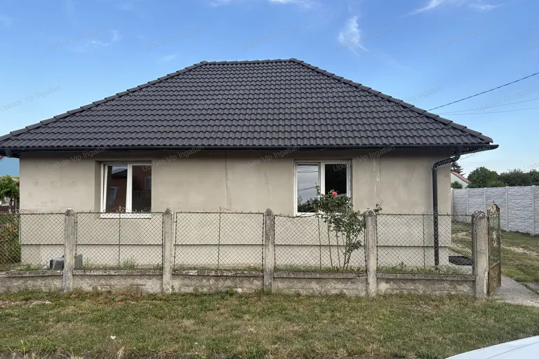 Felújított három szobás családi ház eladó Szabadbattyánban