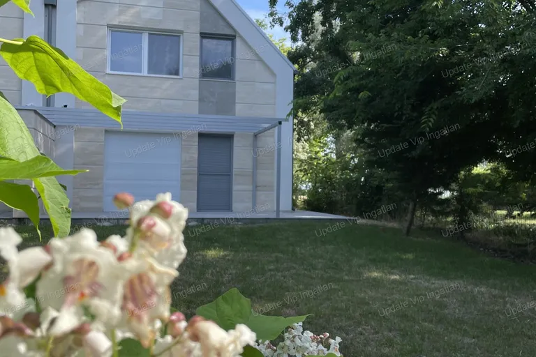 ZAMÁRDI VÍZPARTI UTCÁJÁBAN, PÁR LÉPÉSRE A BALATONTÓL-SZABADSTRANDÓL, BALATONI PANORÁMÁS EXKLUZÍV IKERHÁZFÉL ELADÓ!