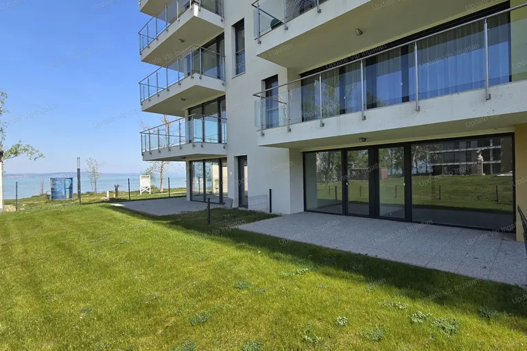 Siófok Széplakon, újépítésű, vízparti, balatoni panorámás, medencés lakás eladó!