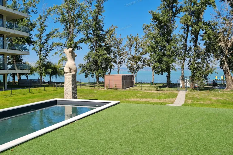 Siófok Széplakon, újépítésű, vízparti, balatoni panorámás, medencés lakás eladó!