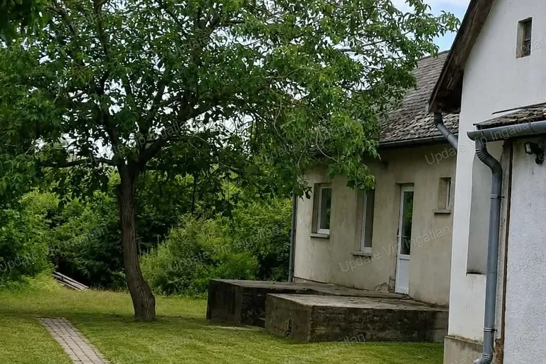 Balatonszéplak felső központi részén eladó családi ház