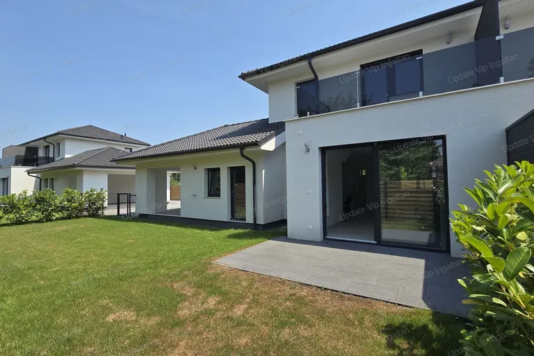 SIÓFOK BELVÁROSBAN DE KERTVÁROSI KÖRNYEZETBEN, ZÁRT LAKÓPARKBAN, ÚJÉPÍTÉSŰ IKERHÁZ GARÁZZSAL, KERTKAPCSOLATTAL ELADÓ!