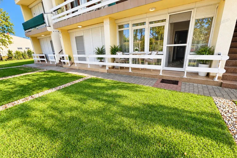 Felújított földszinti apartman Zamárdi csendes részén, nagy közös kerttel!