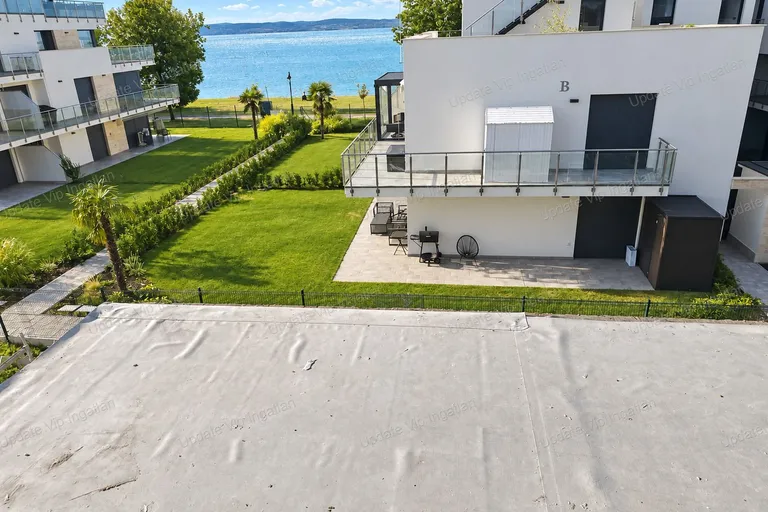 SIÓFOK EZÜSTPARTON ÚJ ÉPÍTÉSŰ PANORÁMÁS NYARALÓ ELADÓ!