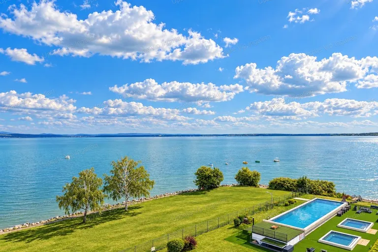 SIÓFOK ARANYPARTON, KÖZVETLEN A BALATONPARTON, ZÁRT LAKÓPARKBAN, ELSŐ EMELETI, NAGY TERASZOS, ÖRÖK BALATONI PANORÁMÁS ÜDÜLŐ APARTMAN ELADÓ!