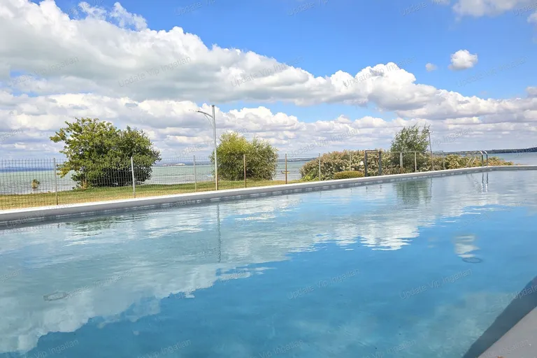 SIÓFOK ARANYPARTON, VÍZPARTI, ZÁRT LAKÓPARKBAN, KERTKAPCSOLATOS, ÖRÖK BALATONI PANORÁMÁS, ÜDÜLŐ APARTMAN ELADÓ!