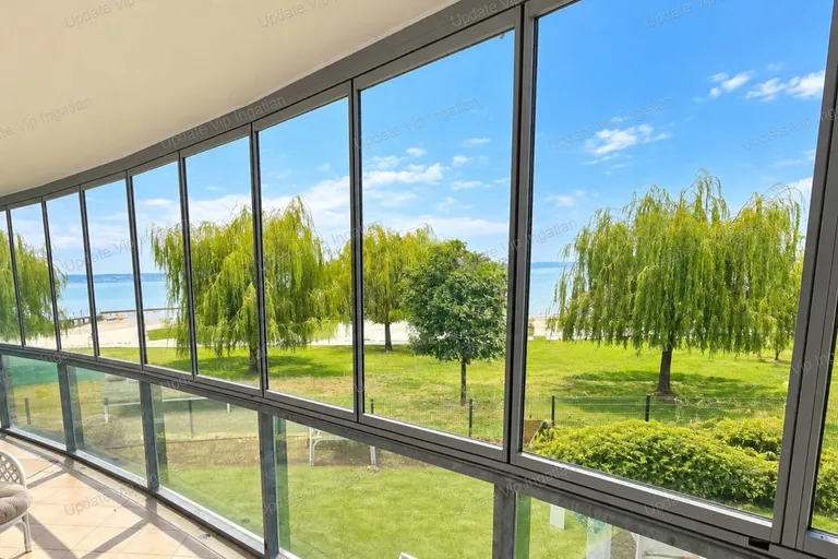 SIÓFOK ARANYPARTON BALATON-PARTI, NAGY TERASZOS, PANORÁMÁS LAKÁS ELADÓ!