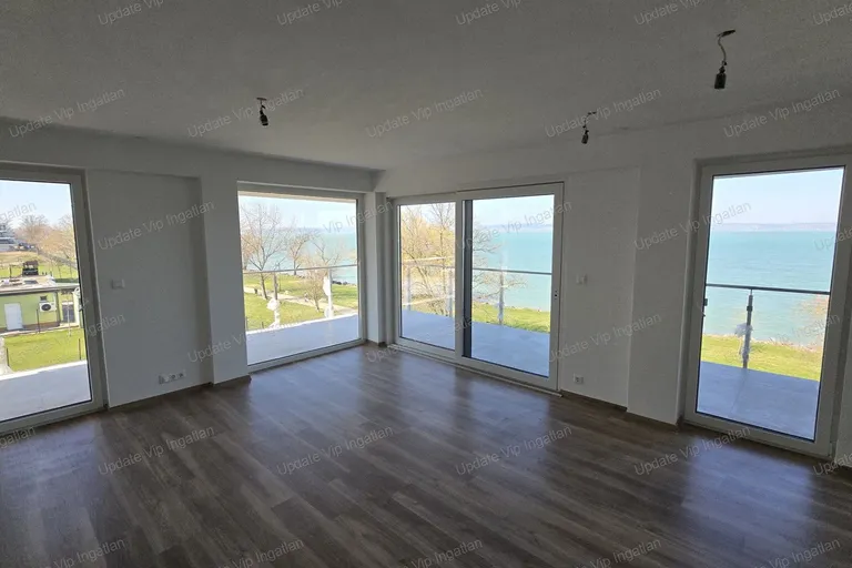 Siófok Ezüstpart/Széplak határán, új építésű, vízparti, panorámás, medencés lakás eladó!