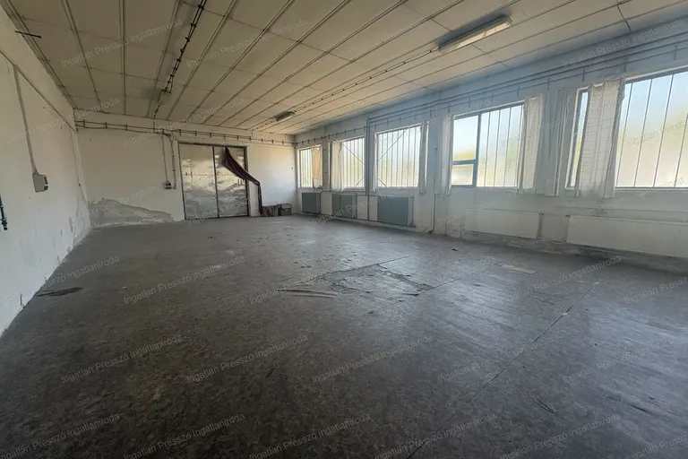 Eladó 1000 m2-es raktár 8376 m2-es saját területtel Tapolcán az elkerülőn!