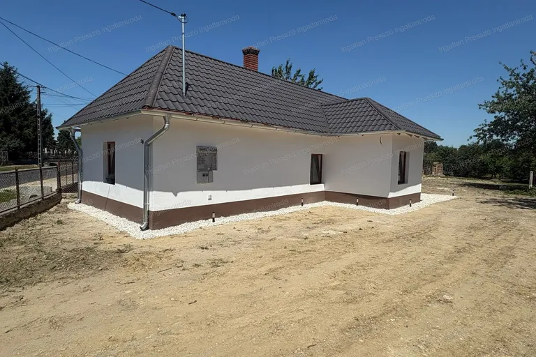Eladó felújított amerikai konyhás nappali + 2 szobás családi ház Dabroncon!