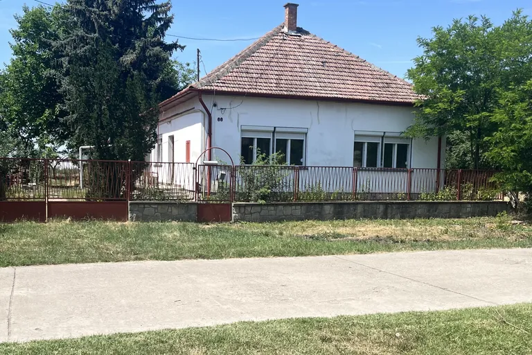 Családi ház ELADÓ! 2 szoba+ nappali! Jó szerkezeti állapotban lévő tégla építésű házikó!